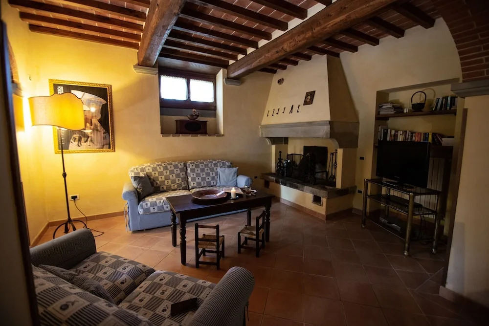 Private Villa with AC, private pool, WIFI, TV, terrace, pets allowed, parking, close to Arezzo