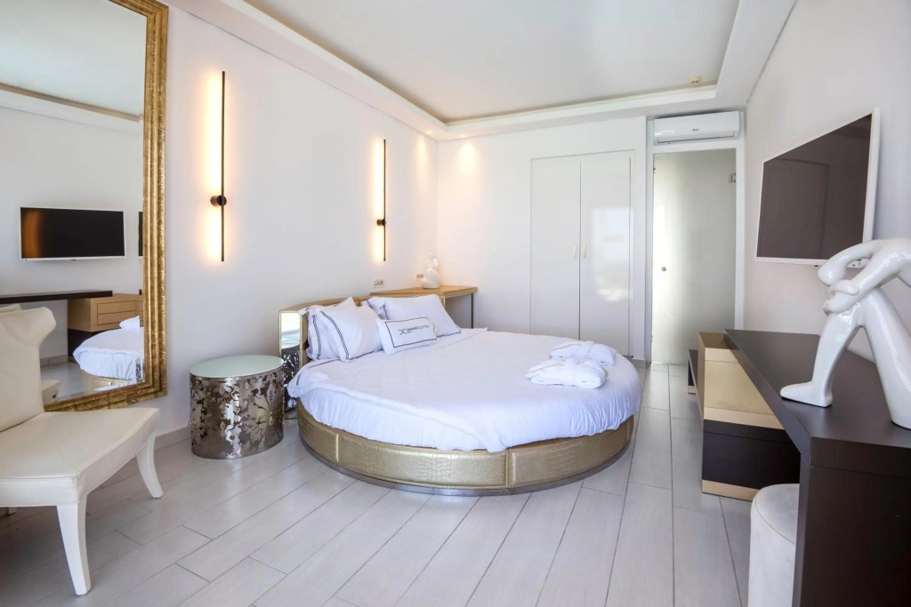 Diamond Deluxe Hotel