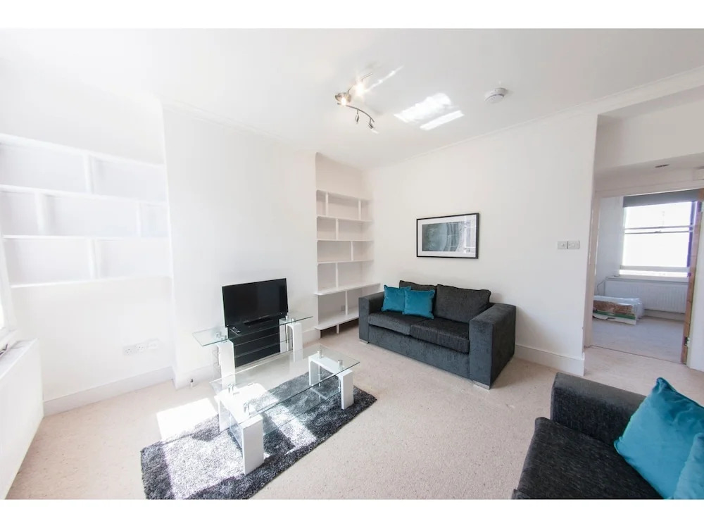 Modern 2 Storey 2-bedroom Flat , Sleeps 6