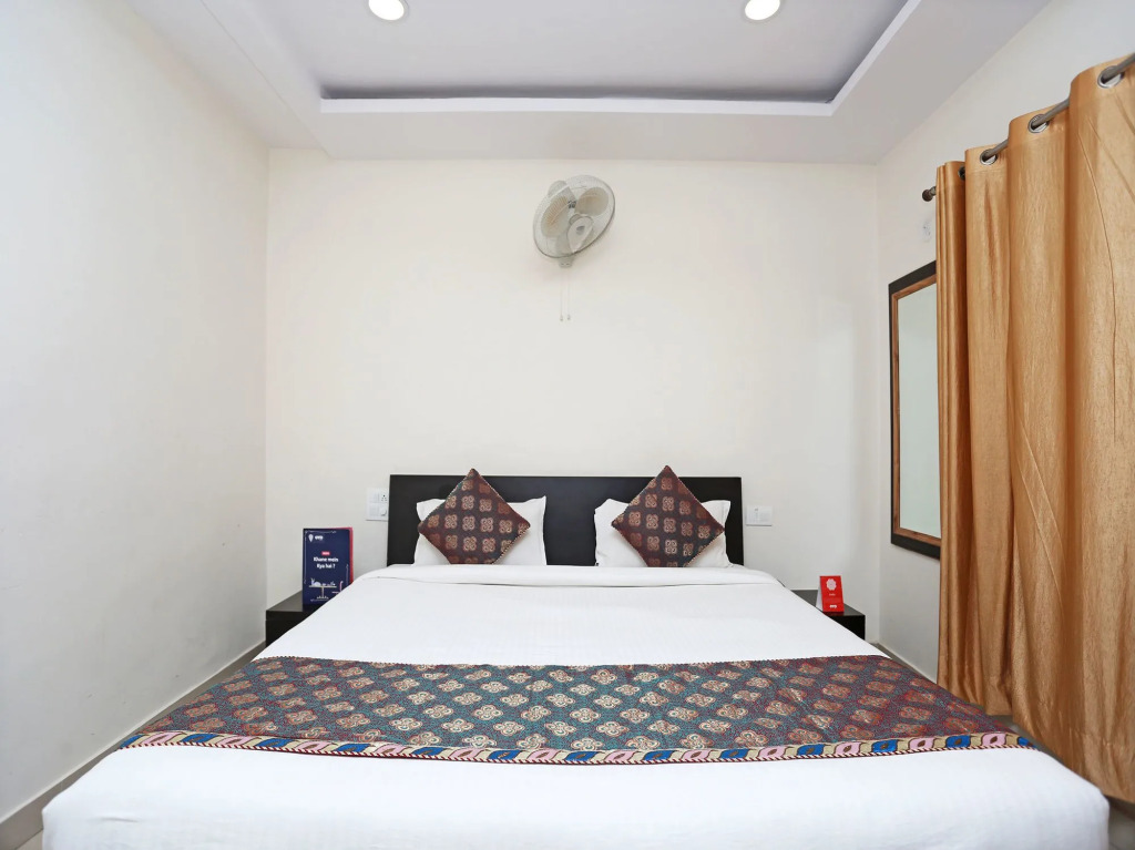 Hotel Sahu Near Kashi Vishwanath Temple Gate