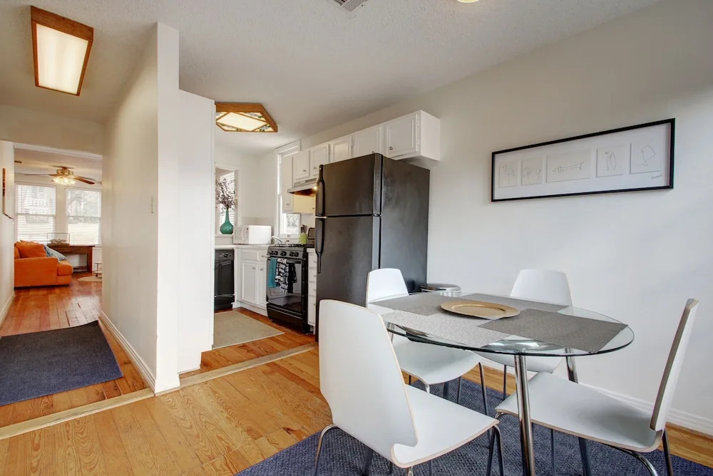 3BR 2BA Downtown Austin Charming Bungalow by RedAwning