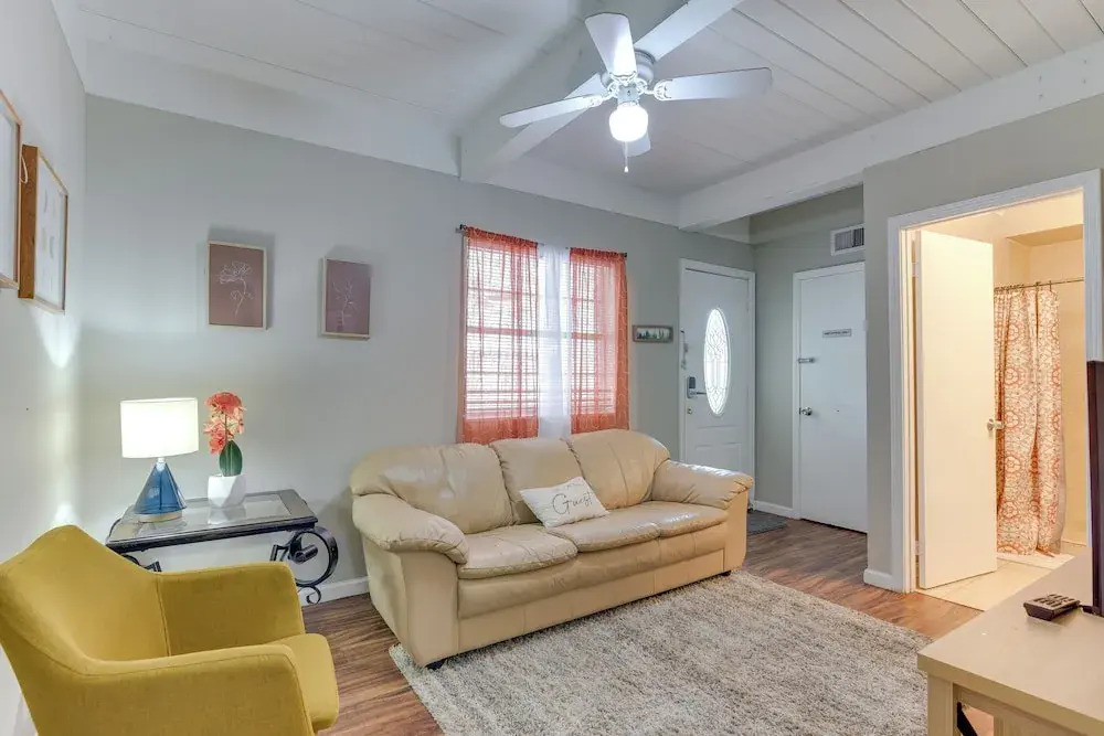 < 1 Mi to Pleasure Pier: Unit in Galveston!