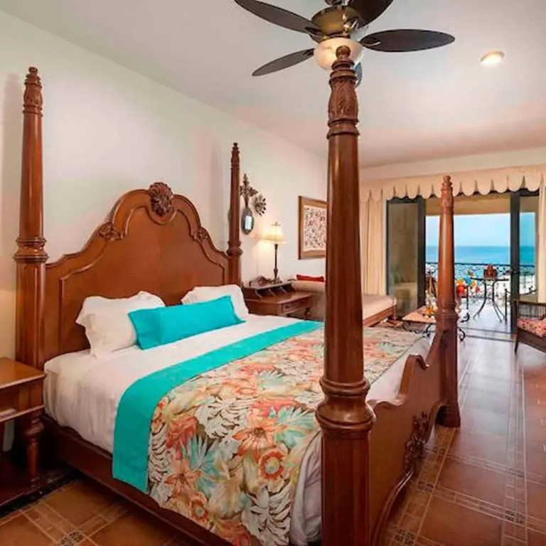 Room in Holiday House - Hacienda Encantada-king Or Queen Beds-kitchenette!