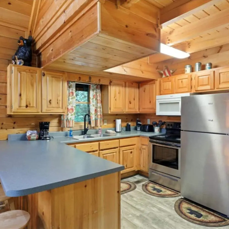 Minutes to Parkway I Pigeon Forge Sleeps 14 5BR