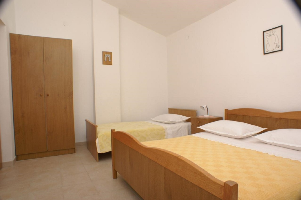 Apartment Niko - 50 m from pebble beach: A4 Pisak, Riviera Omis