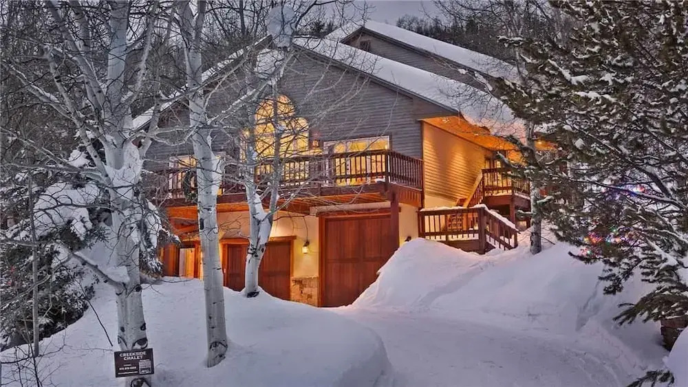 Creekside Chalet 6 BedroomHoliday home By Moving Mountains