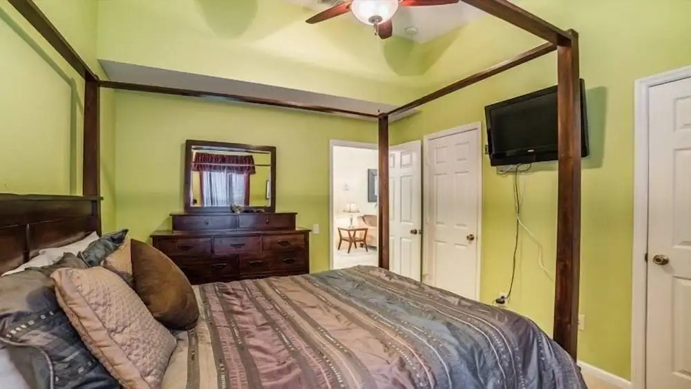 Lovely 4 Bedroom 3 Bath Pool Home In Gated Resort