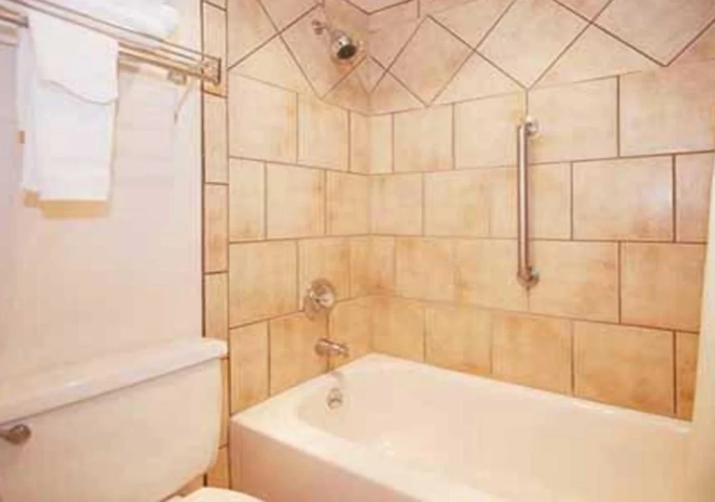 Rodeway Inn & Suites