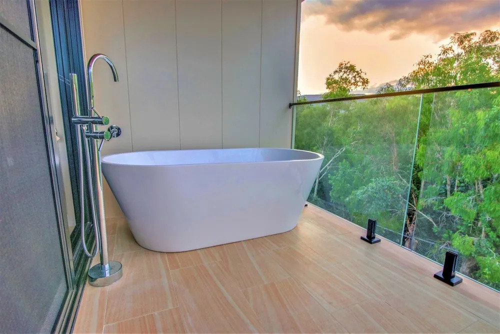 Isle Be Back Waterfront Luxury With Pool