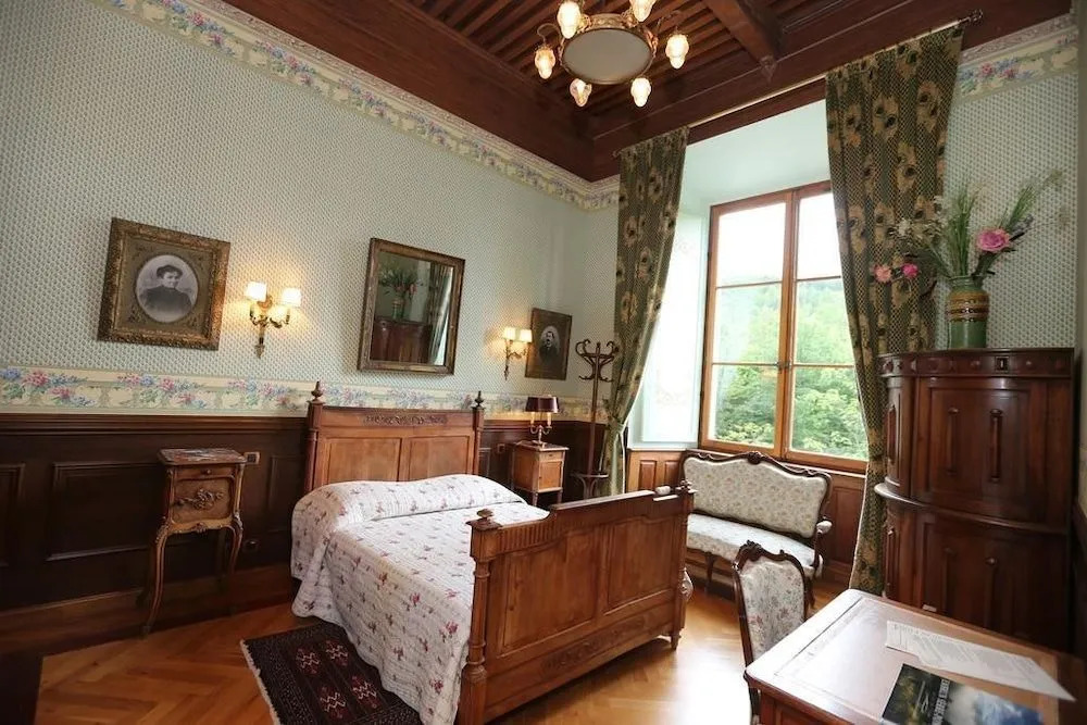 Chateau De Picomtal