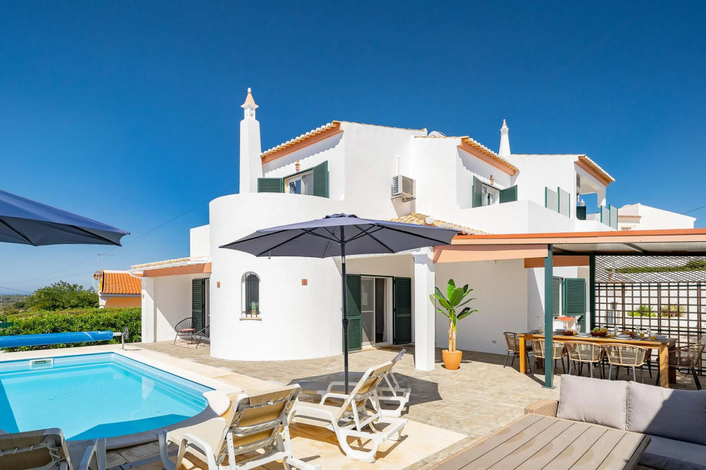Villa Harpista in Guia by Ideal Homes