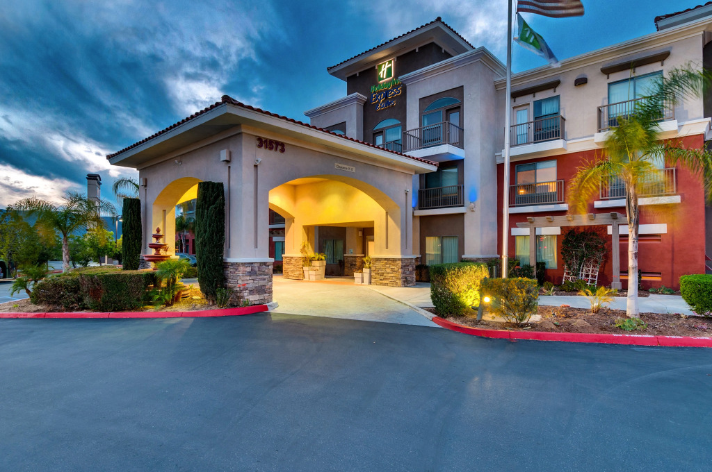 Holiday Inn Express Hotel & Suites Lake Elsinore by IHG