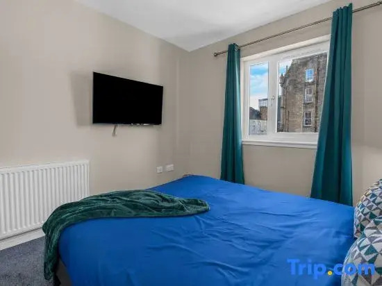 Lochee 2 - Large 4 Bedroom House with 6 Beds and 3 bathrooms, TVs in each room, Free Parking