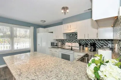 Light House Grand Suite (Luxury Bayfront House Sleeps 10, Private Cabanas, Fire Pits and 100` Pier)