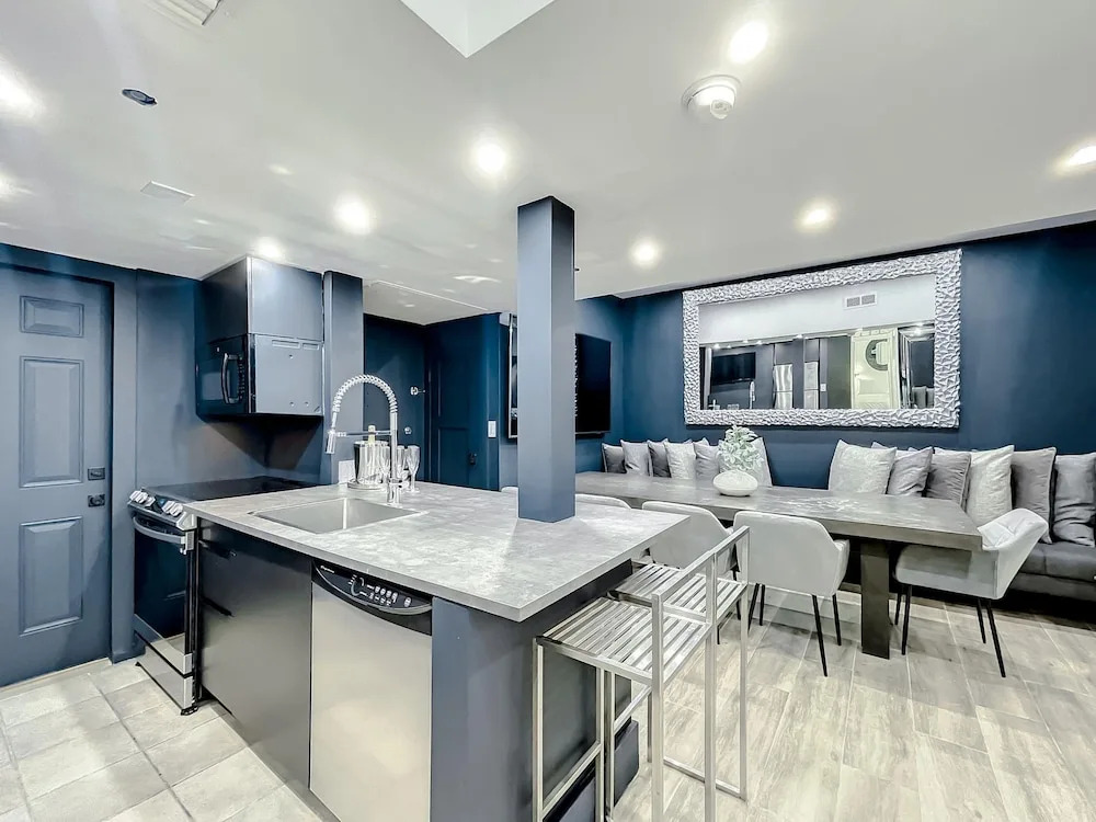 South Beach Bachelor Ette 7BR 4BA - 16 Single Beds