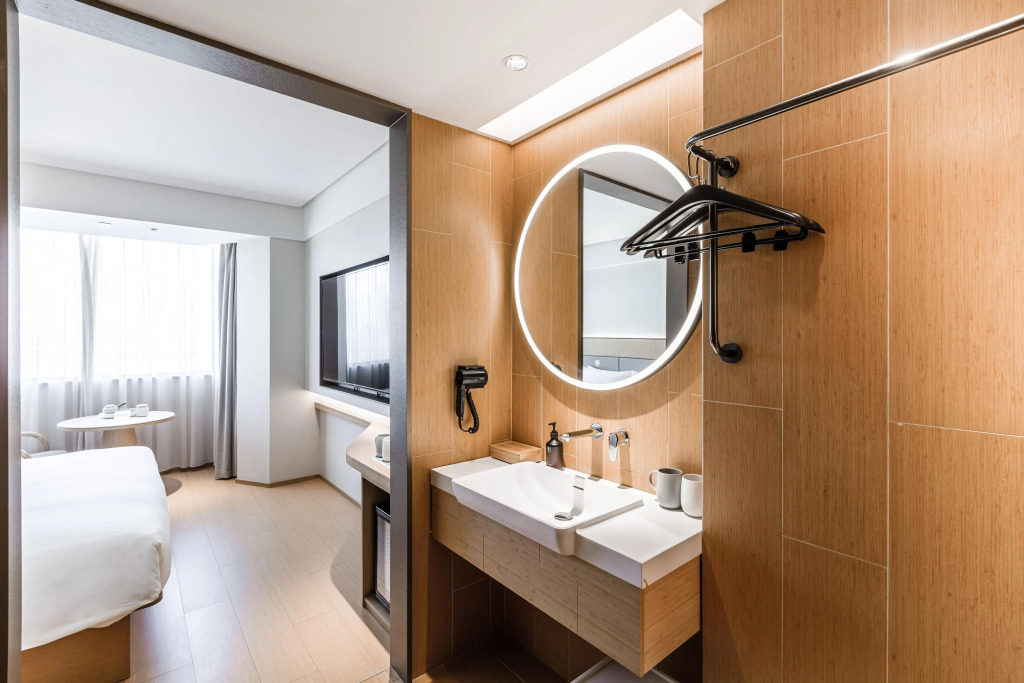 Ji Hotel (Shanghai Lujiabang Road Metro Station)