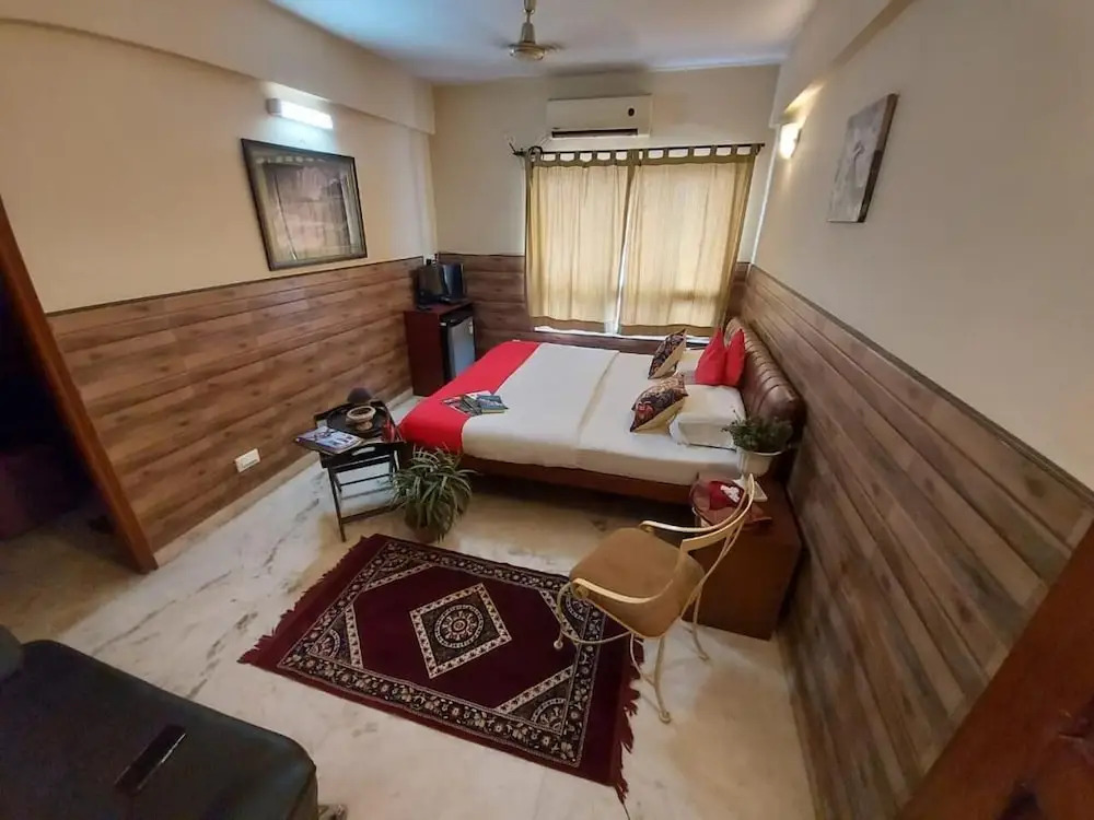 Malik Court by OYO Rooms
