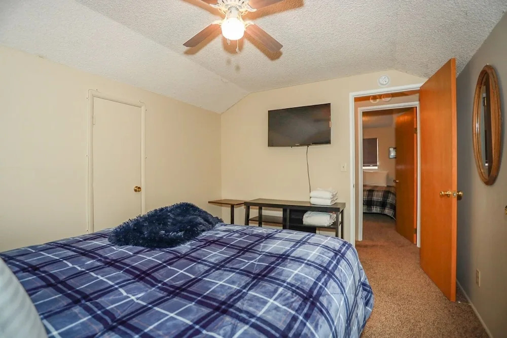 Maple Hill Lodge 2 Bedroom Home by RedAwning