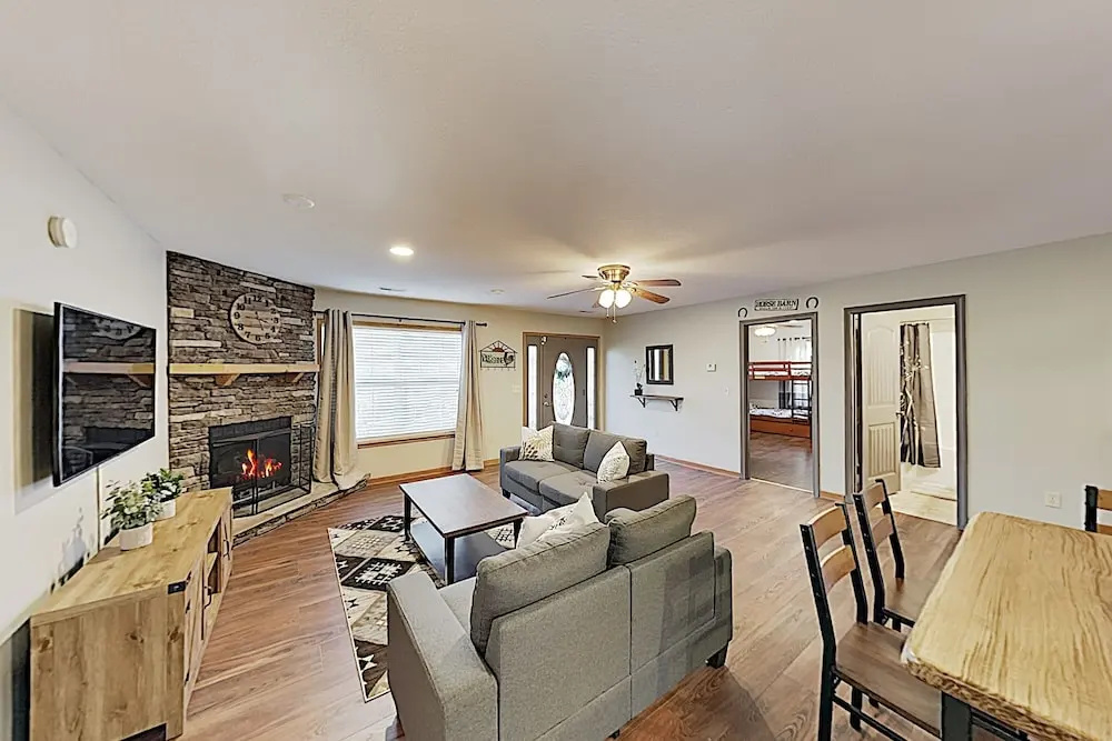 Woodland Haven: Hot Tub, Game Room, Near Downtown 3 Bedroom Home