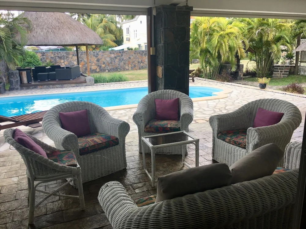 Tropical Villa 5 Min to the Beach