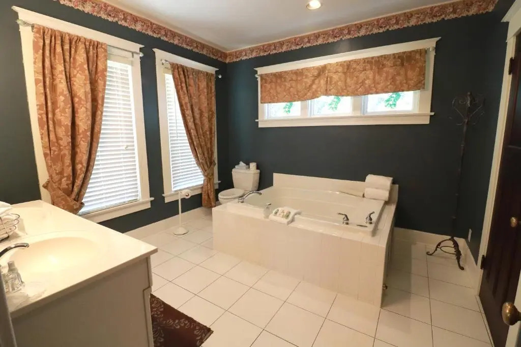 Inn at 835 Boutique Hotel