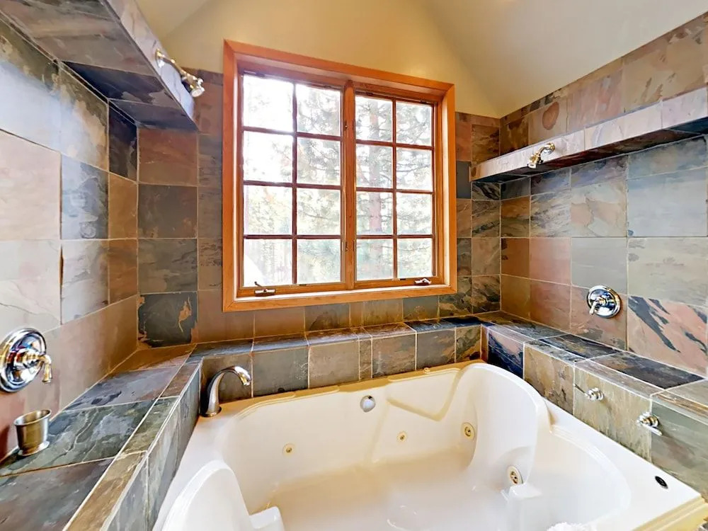 3BR Custom Handmade Log Home by RedAwning