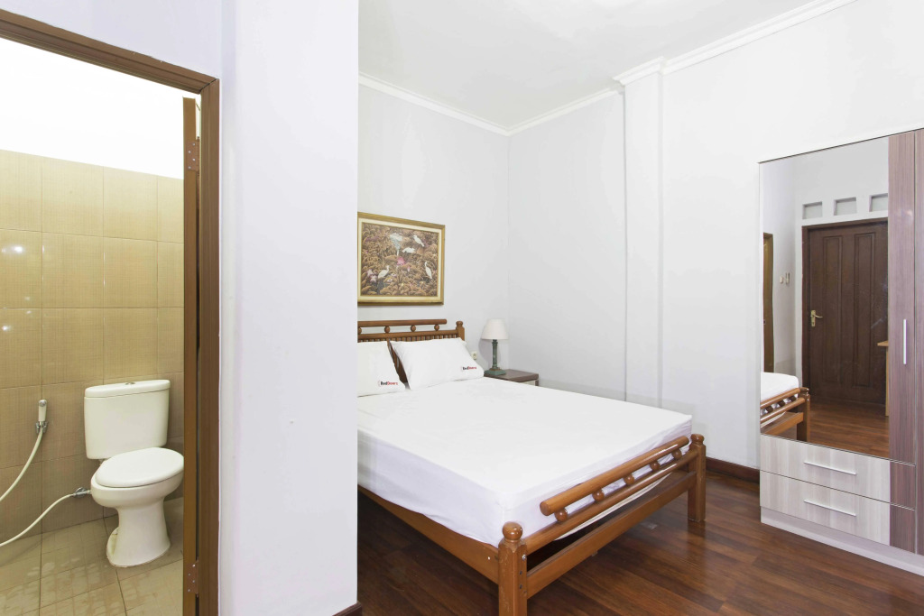 RedDoorz near Tebet Station