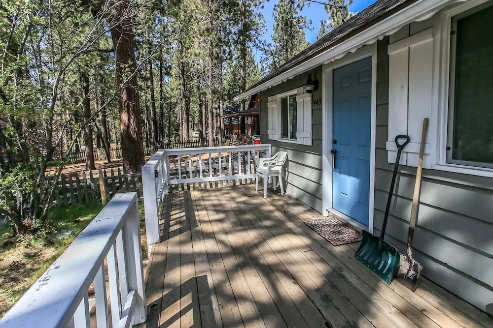 Knotty Knight- Walking distance to the lake as well as the Village
