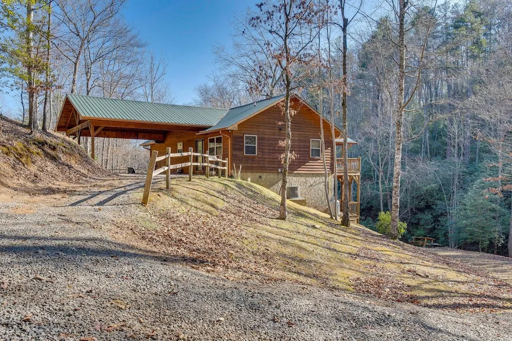 Gorgeous Murphy Cabin w/ Large Deck: 2 Mi to Dtwn!
