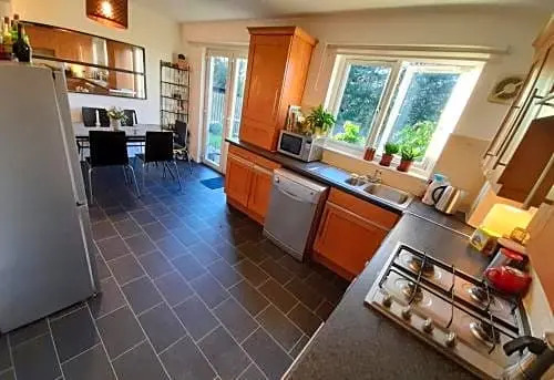 2bed Guest Wing - Charming Glasgow Villa - off M8 M80