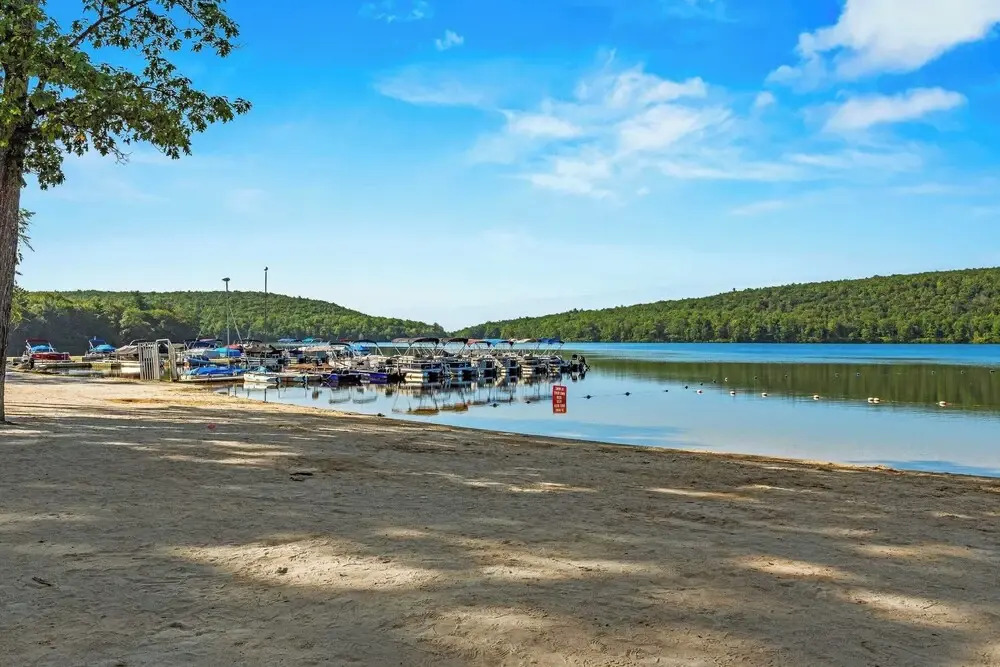 Highland Hideaway by Avantstay Group Poconos Retreat w/ Patio + Game Room + Lake/pool Passes Included