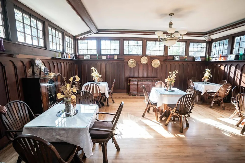 Live Oaks Inn