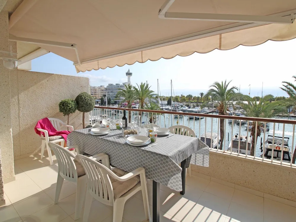 Peaceful Apartment in Empuriabrava with Terrace near Beach
