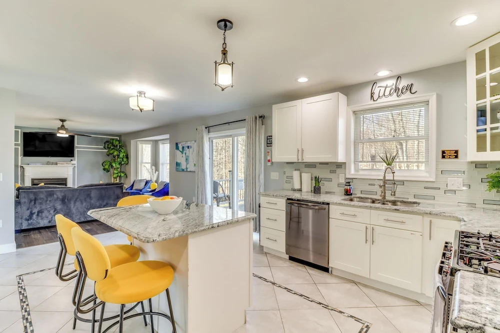 Hot Tub & Fire Pit: Family Home in Tobyhanna