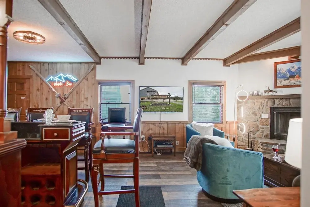 Whistlepunk #11: 2 Bedroom, 2 Bath: Wood Fireplace.central Location