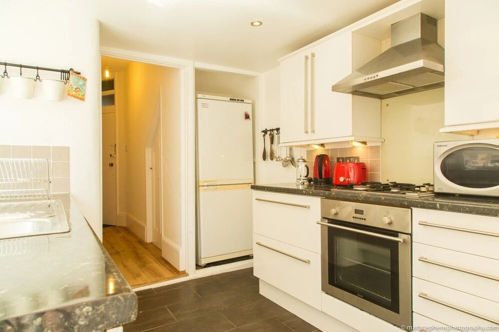 Bright and Spacious 1 Bedroom Flat With Garden