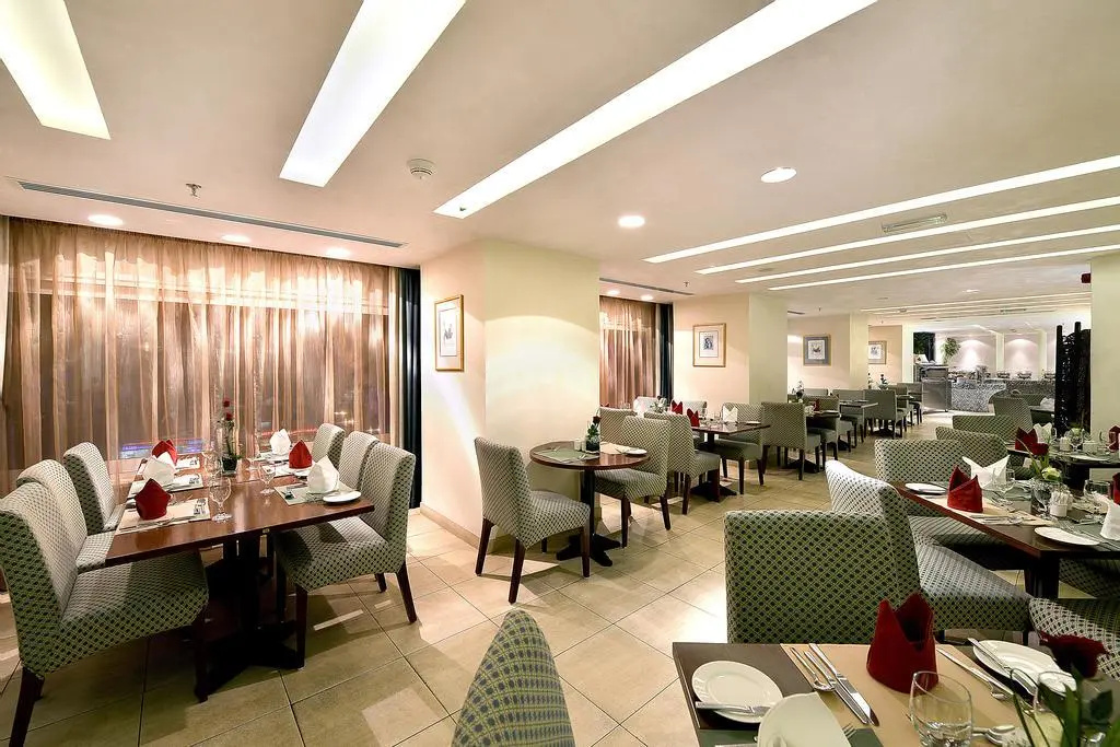 Отель City Seasons Al Hamra Hotel