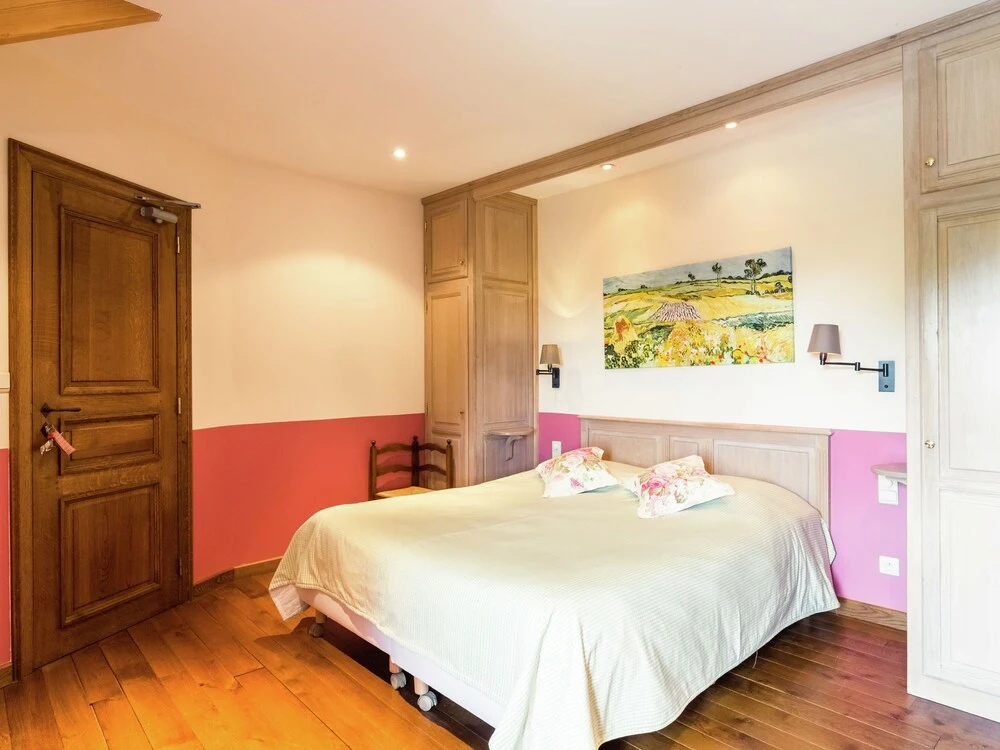 Vintage Holiday Home With Swimming Pool In Saint-Hubert