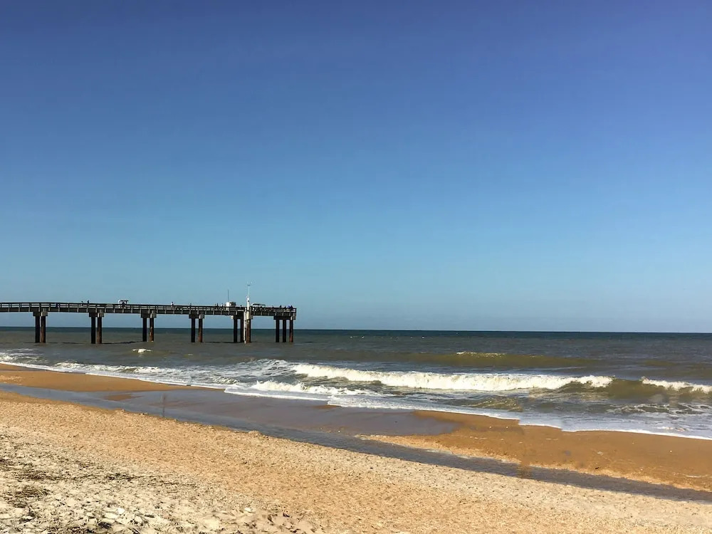 Charming W/ Pool - Walk To Beach & Pier 2 Bedroom Condo
