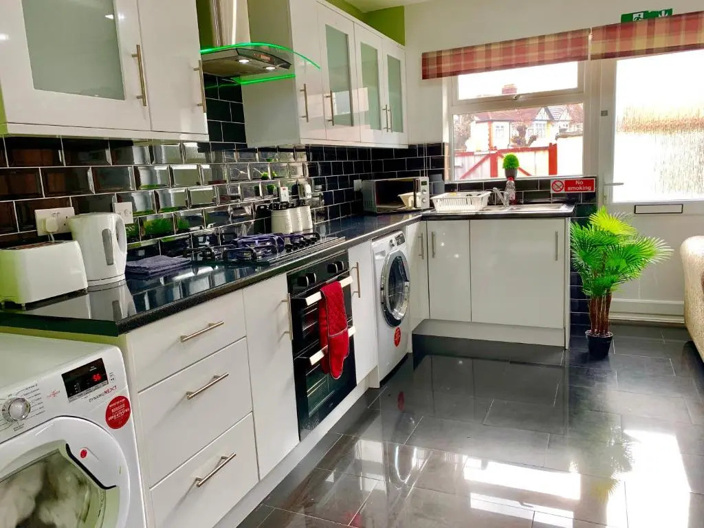 4 Bedrooms, 3 Baths, Full Kitchen and Lounge, Garden, Free Parking