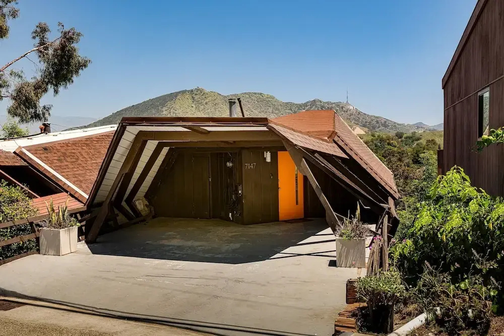 Iconic Gesner Boat House w View of Hollywood Sign