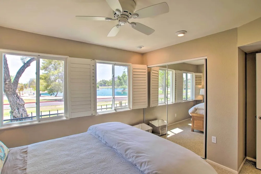 Walk to Trolley & Lake: Sunny Scottsdale Townhome