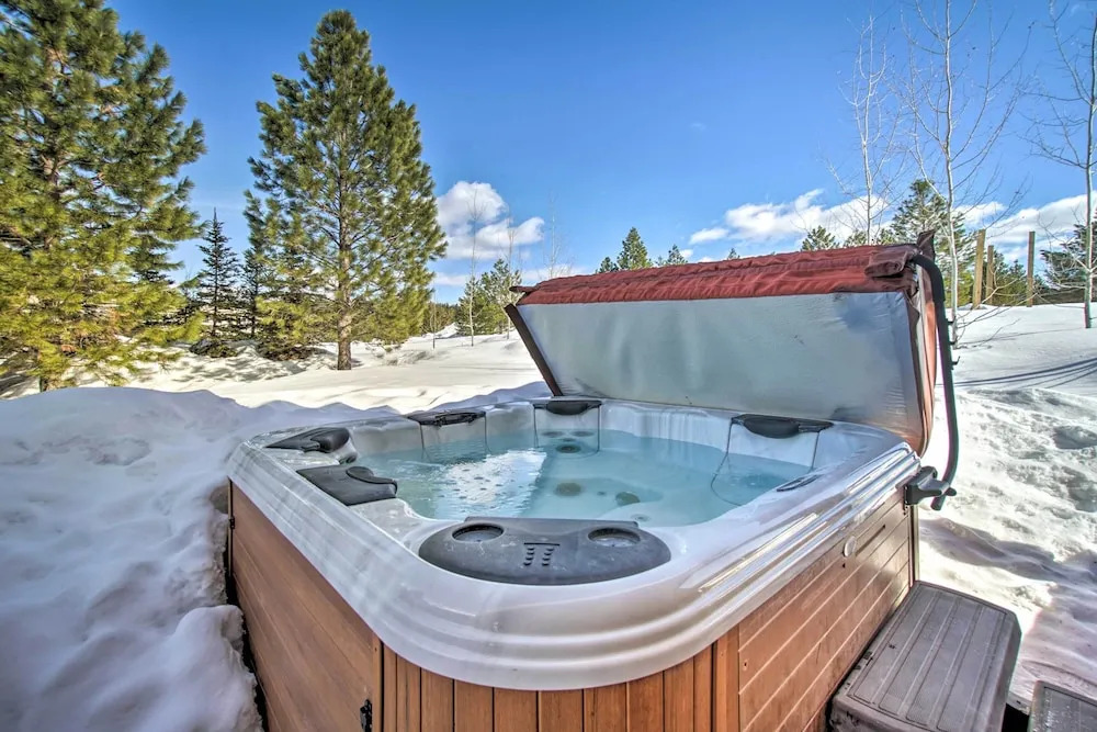 McCall Home + Hot Tub ~ 2 Mi to Payette Lake