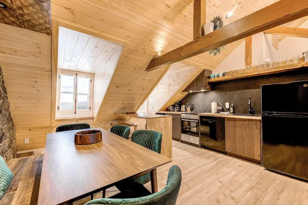 Gorgeous 3 Bedroom 2-floor Old Townhouse