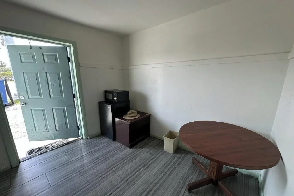 Base Motel By OYO South Tampa