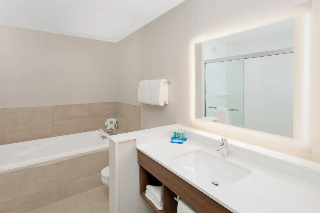 Holiday Inn Express & Suites - Sterling Heights-Detroit Area by IHG