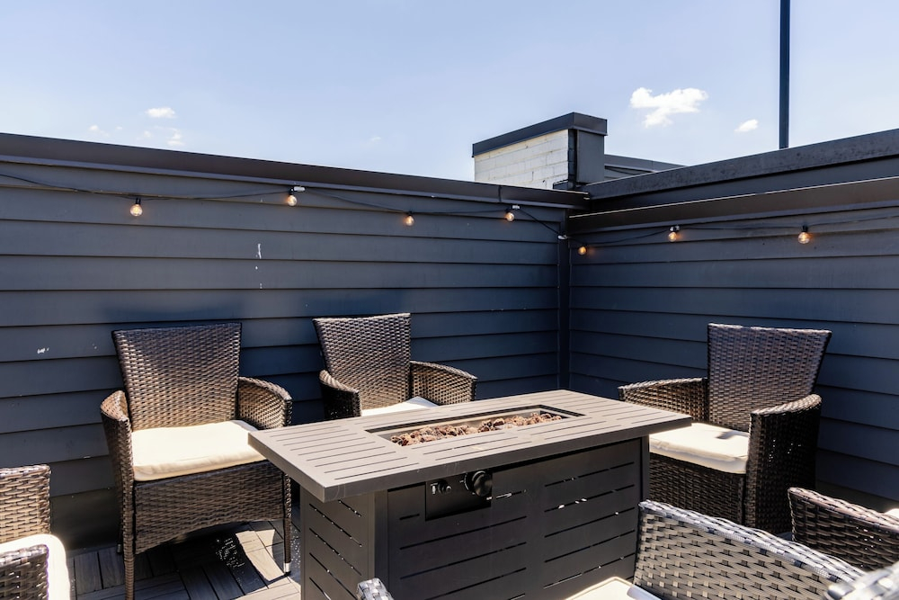 Huge Private Rooftop Deck w/ Firepit + Putt-putt 8 Mins to Broadway Doralee