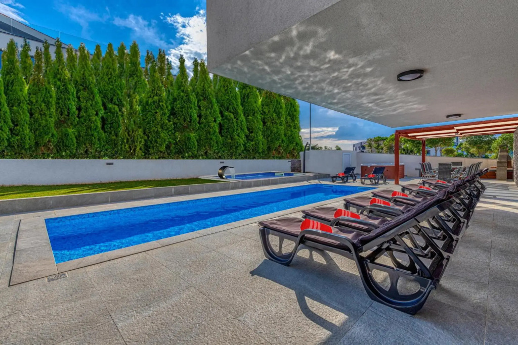 Leon's Holiday Homes Villa 3