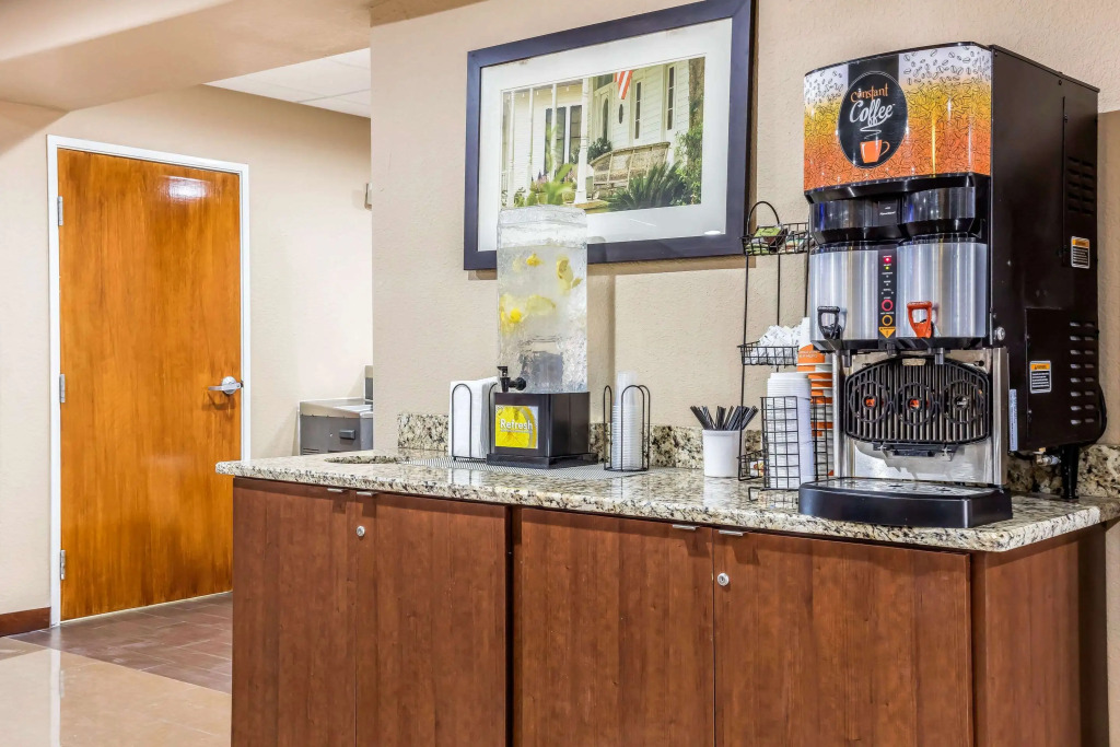 Comfort Inn & Suites Airport-American Way