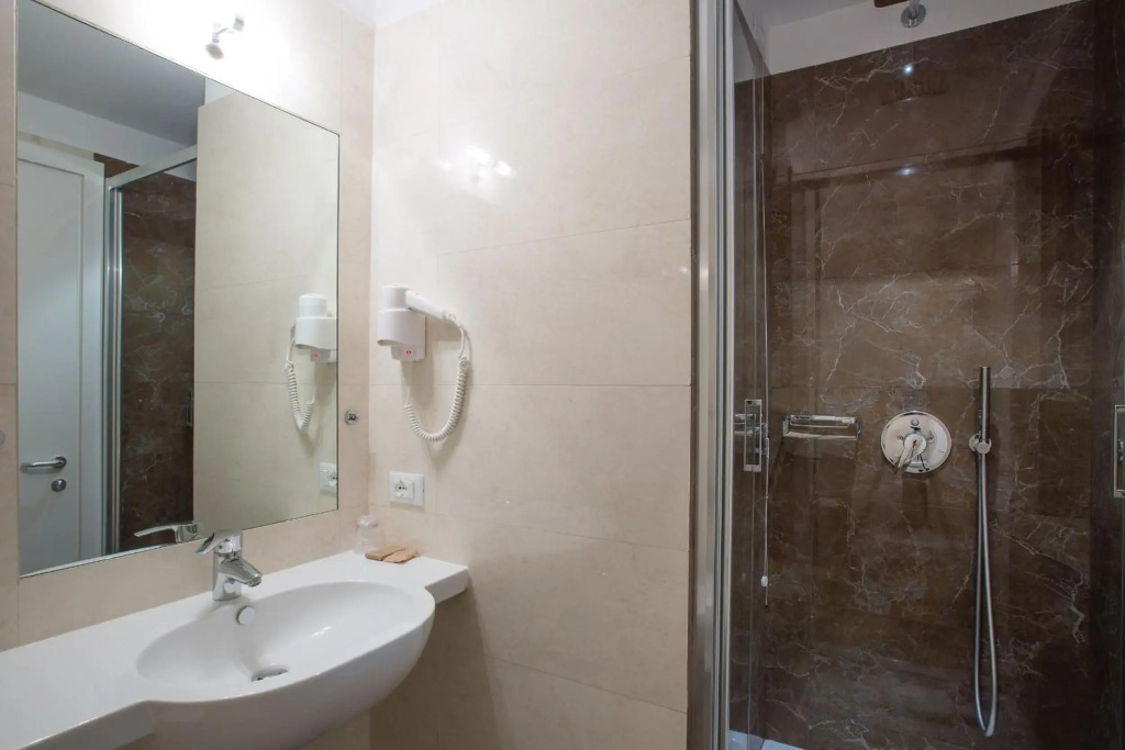 Floris Hotel